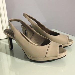 Brand New LifeStride Taupe (Nude) Patent Heel